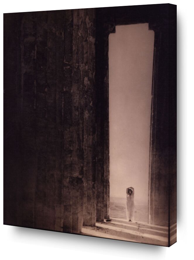 Isadora Duncan in the Parthenon - Edward Steichen 1921 von Bildende Kunst, Prodi Art, Sand, Wildnis, Schwarz und weiß, edward steichen, Ägypten, Pantheon, Parthenon, Pyramide