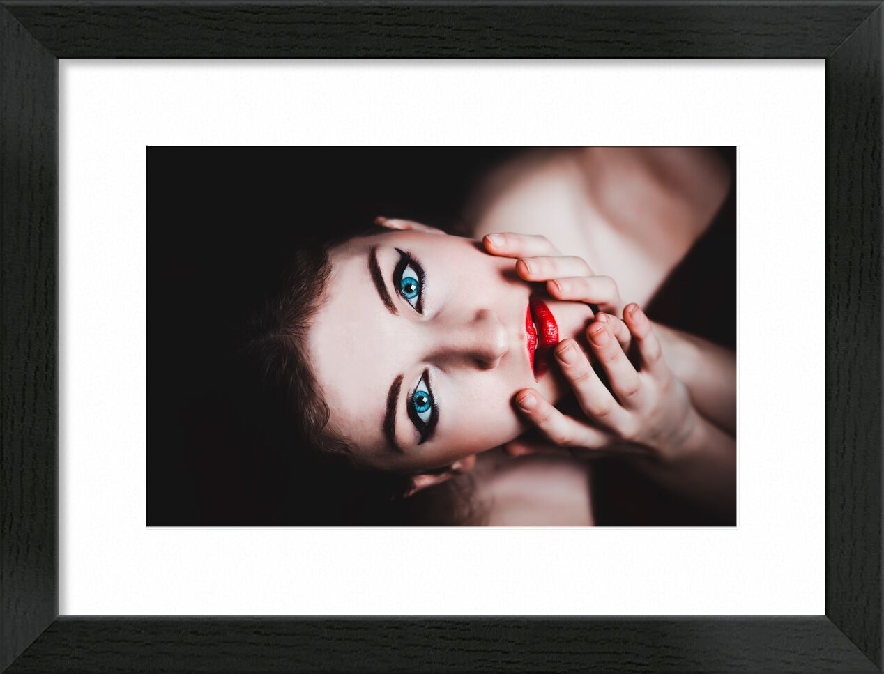 Regard stupéfiant de Pierre Gaultier, Prodi Art, yeux bleus, femme, femelle, maquillage, maquette, rouge à lèvres, sensuel, toucher, mignonne, Profond, studio, unique, beau, sexy, érotique, beauté, mode, visage