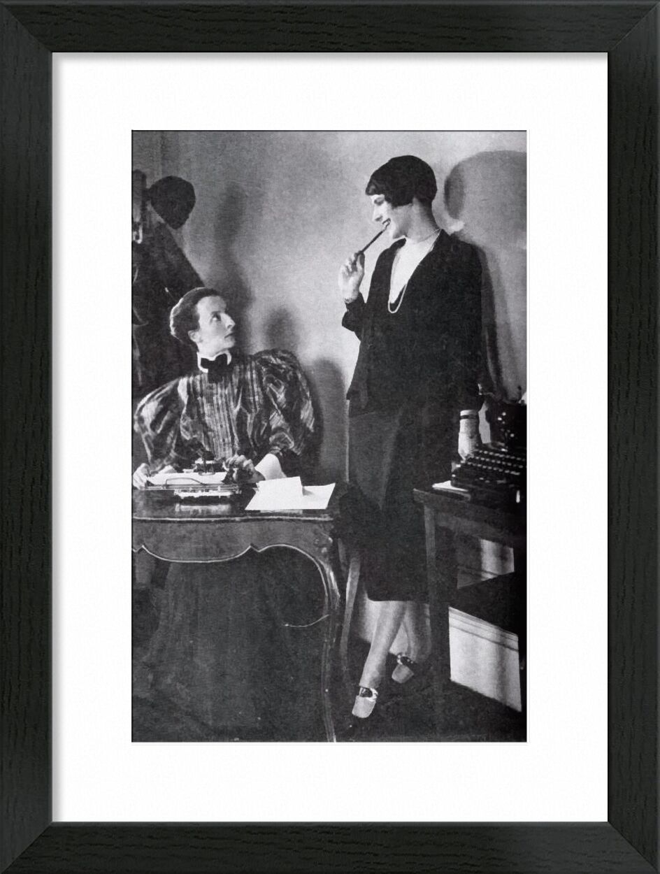 Lois Long at her New Yorker office - Edward Steichen 1921 von Bildende Kunst, Prodi Art, Sekretärin, arbeiten, Schreibtisch, edward steichen, Schwarz und weiß, Kleid, Frau