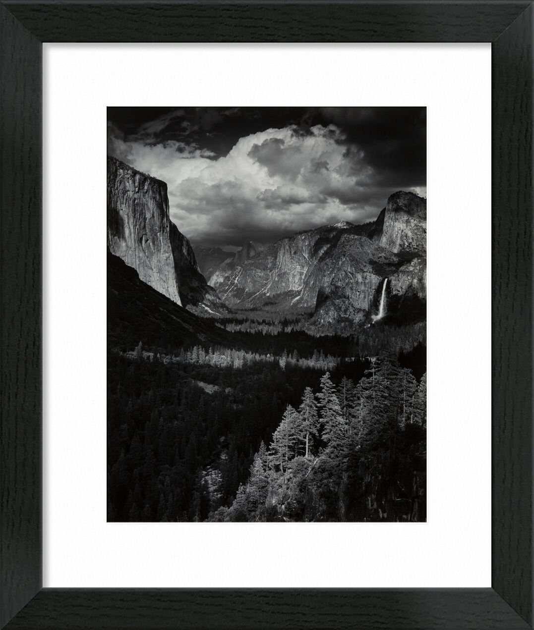 Gewitter, Yosemite Valley, Kalifornien, 1945 - Ansel Adams von Bildende Kunst, Prodi Art, ANSEL ADAMS, adams, Sturm, Berge, Tal, Wolken, Holz, Tannenbäume