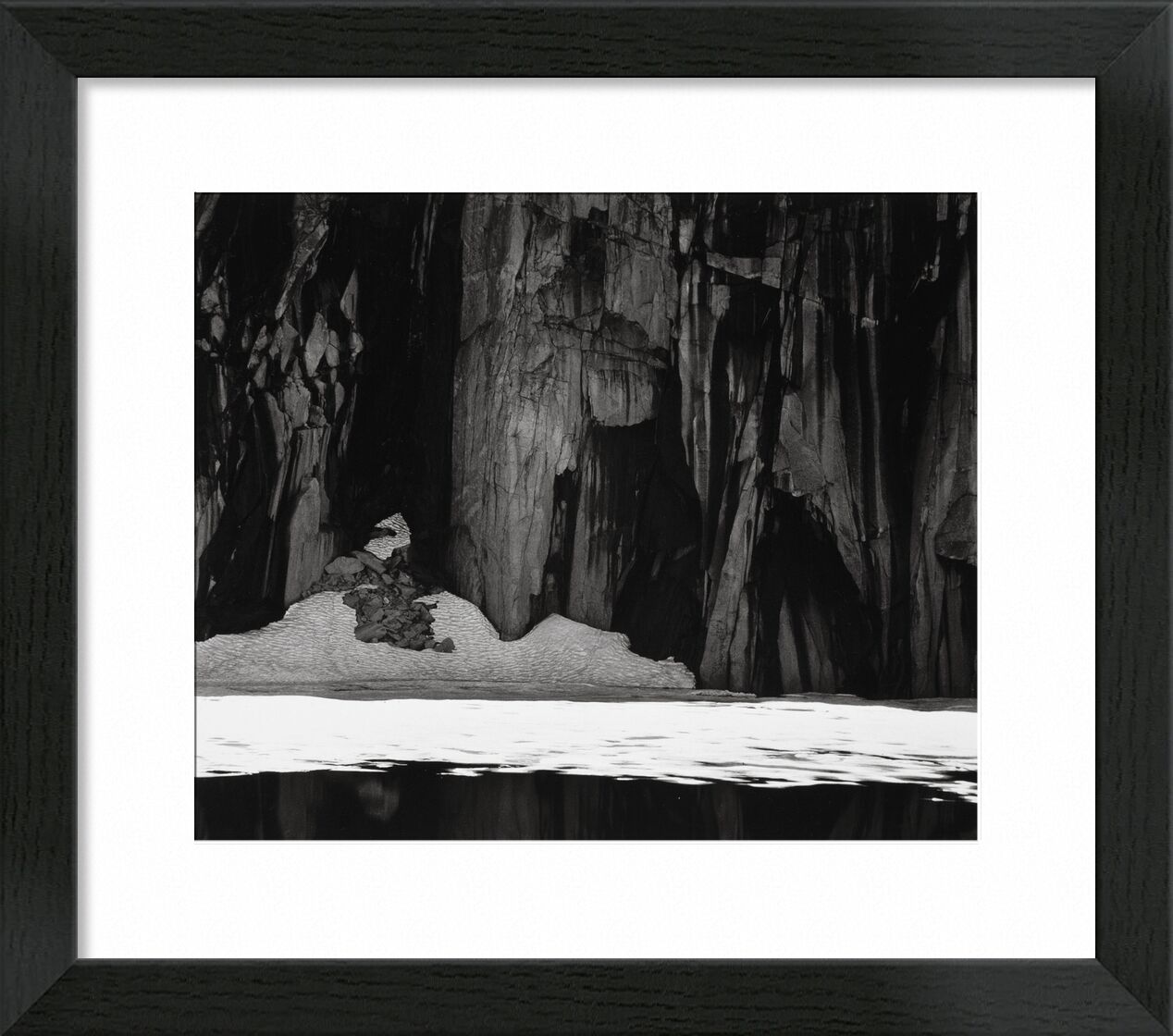 Gefrorener See und Klippen, Kaweah Gap, Sierra Nevada, Kalifornien, 1932 - Ansel Adams von Bildende Kunst, Prodi Art, ANSEL ADAMS, adams, See, Klippe, Winter, kalt, Schnee, gefrorener See