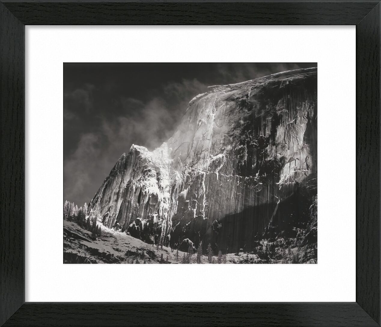 Half Dome, Schneegestöber, Yosemite National Park, Kalifornien, 1955 - Ansel Adams von Bildende Kunst, Prodi Art, ANSEL ADAMS, adams, Klippe, Berge, Winter, Schwarz und weiß