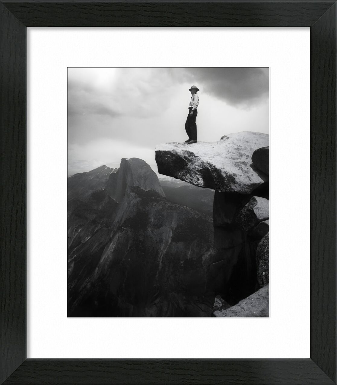 Yosemite, the cowboy - ANSEL ADAMS - 1948 von Bildende Kunst, Prodi Art, Berge, Wolken, dunkel, Schwarz und weiß, ANSEL ADAMS, Cowboy, Rock