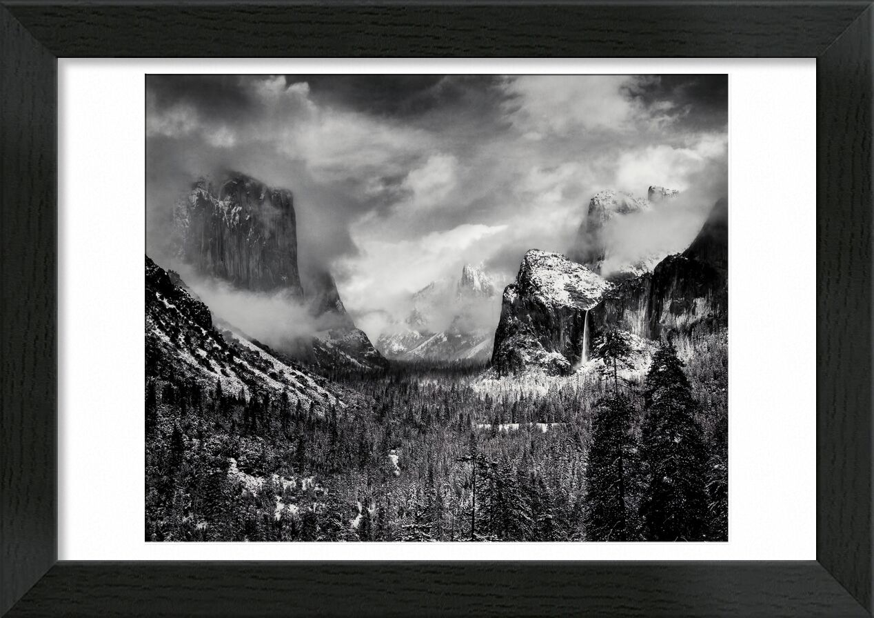 Yosemite, United States - ANSEL ADAMS 1952 von Bildende Kunst, Prodi Art, Schwarz und weiß, Berge, Wolken, Winter, Schnee, Baum, Kiefern, Wald, ANSEL ADAMS