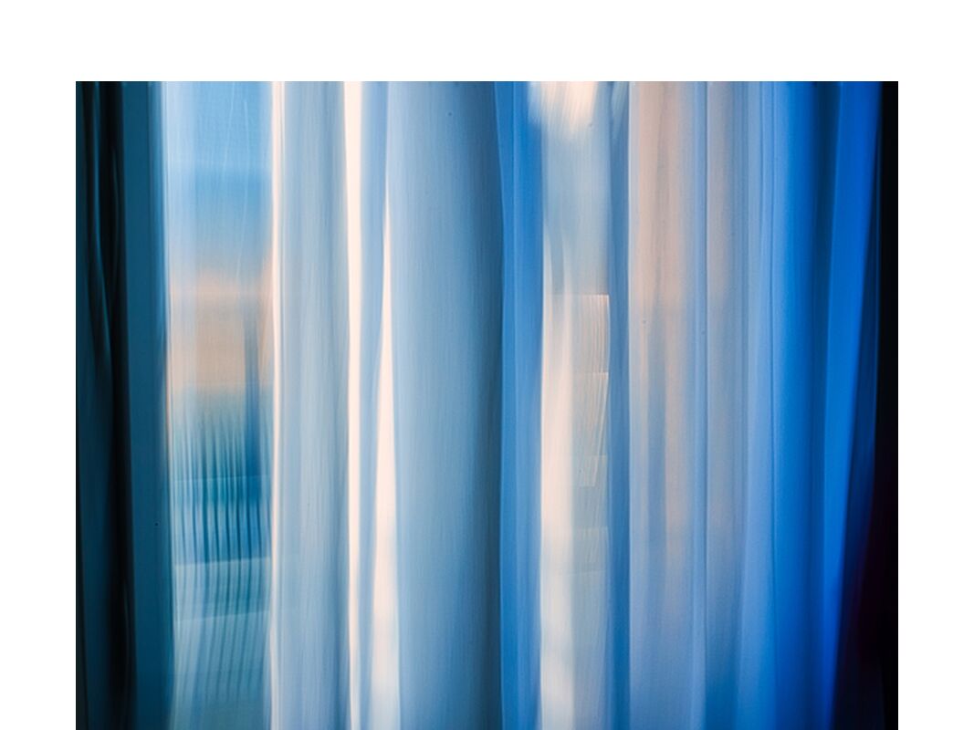 Les rideaux de Céline Pivoine Eyes, Prodi Art, chambre, Un hôtel, Mode de vie, ICM, Mouvement intentionnel de la caméra, flou artistique, art abstrait, Photographie abstraite, bleu, décoration, fenêtre, architecture, Rideaux