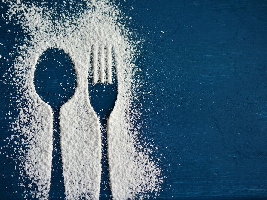 Du sel et des couverts de Pierre Gaultier, Prodi Art, bleu, table, sel, cuillère, fourchette