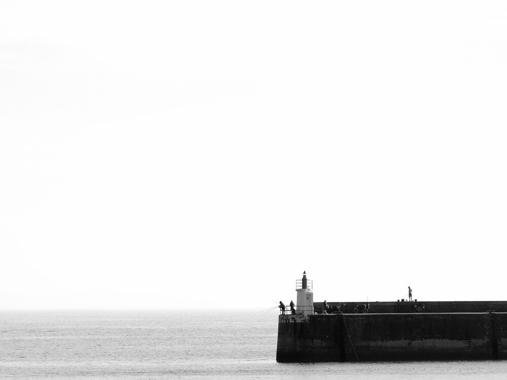 Les pêcheurs du port de Quiberon de Adrien Guionie, Prodi Art, pêcheur, Minimalisme, noir et blanc, Port, Grande-Bretagne, Quiberon