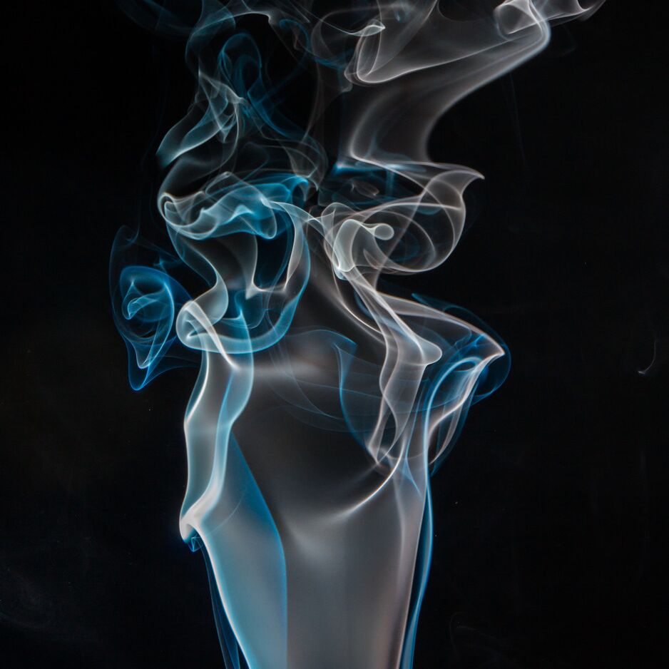 Fumée digitale de Pierre Gaultier, Prodi Art, bleu, gros plan, foncé, blanc, fond noir abstrait, courbe, forme, fumée