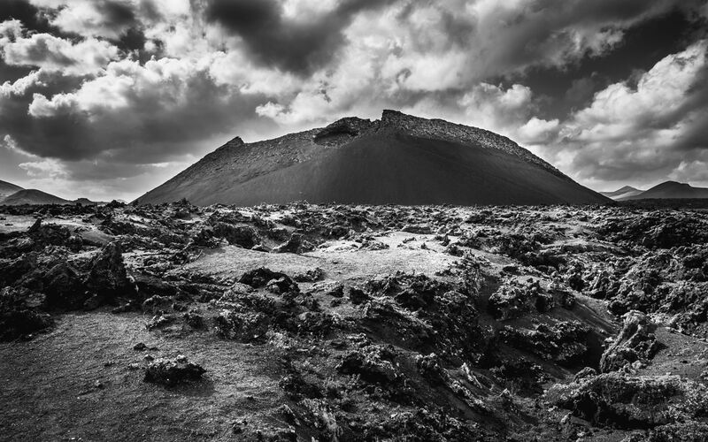 Cuervo desde Anne Sophie LACHERIE KOLOGBO, Prodi Art, campo de lava, paisaje, blanco y negro, España, volcán, lanzarote, árido, nube, majestuoso